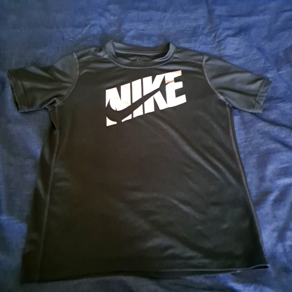 Nike tee Boys size large Black
